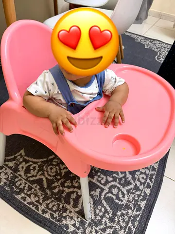 Pink baby feeding chair with tray — good condition