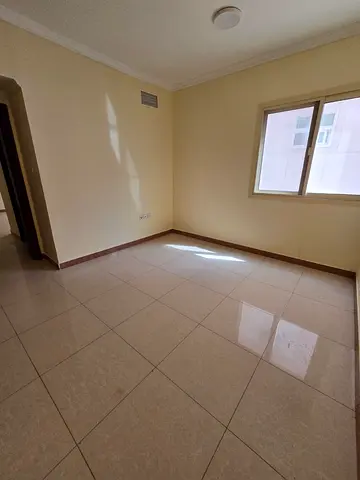 شقة للإيجار السنوي – القليعة  🏡 غرفة وصالة  💰 الإيجار السنوي: 27,000 درهم  💳 الدفع: حتى 4 أو 6 دفعات  🛡️ التأمين: 3,000 درهم (شيك ضمان لا يُصرف)
