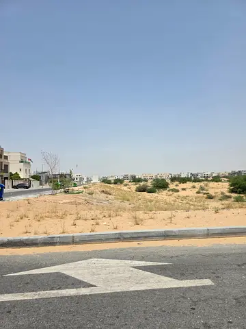 للبيع قطع اراضي سكني بمنطقة الحوشي ( الطرح الجديد ) علي الشارع الجار ( شارع اسفلت ) ضاحيه البديع بالشارقة