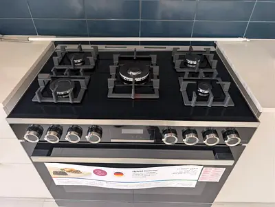 Bosch series 8 new latest model full heavy duty gas cooker top 5 burner 90by60cm size excellent work