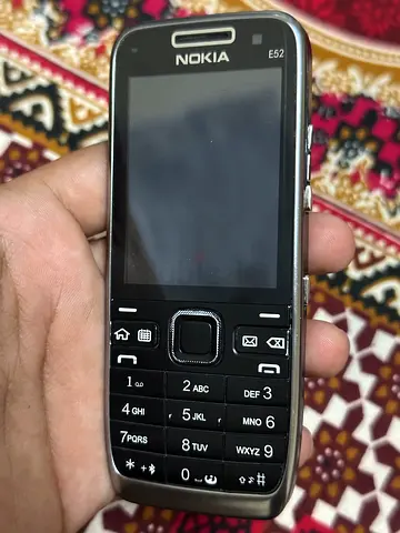 Nokia E52 classic candybar phone - good working condition