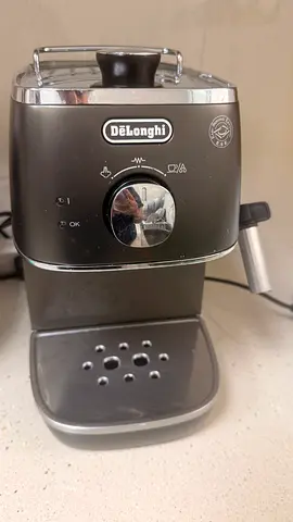 Delonghi coffee machine with accessories- good working condition