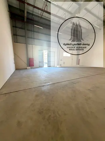 مستودع 3340 قدم ارتفاع 8.5 متر كهرباء 15.8 كيلو أم القيوين