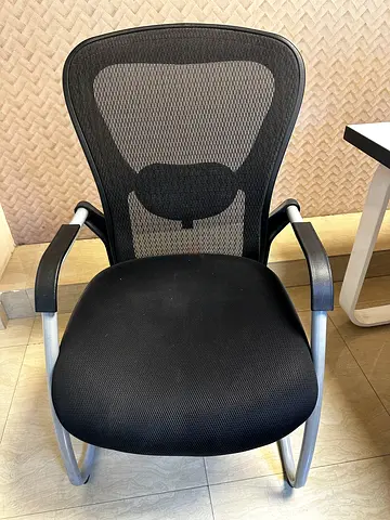 Black mesh visitor/meeting chair with cushioned seat