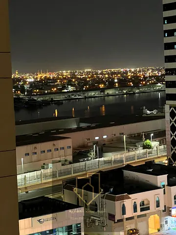 استثمر أو اسكن —  شقة غرفتين نوم مُجددة بالكامل + غرفة خادمة  |  إطلالة بحرية  |  جاهزة للسكن الفوري |  موقع مميز في وسط المدينة  |  فقط 425,000 درهم