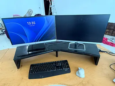 Dual monitors setup with keyboard and mouse - 2x 24 monitors