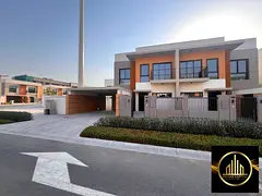 Annual rental opportunity in a fully serviced complex with private parking and a maid's room