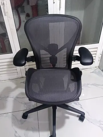 Herman Miller remastered chair for selling.size C . colour black.fully loaded