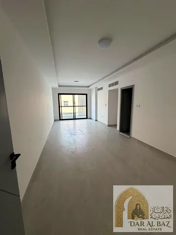 شقة غرفتين وصالة ماستر في الجرف 3، أول ساكن، 3 حمامات، غرفة غسيل، بلكونة، تكييف مركزي، نظام دخول بالكارت، قرب السوق الصيني ومركز فزعة.