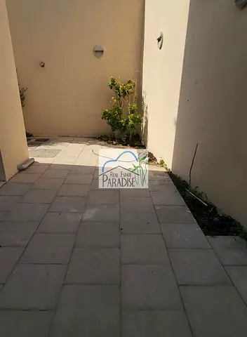 available 4 bedrooms villa 2 master bedrooms maids room/ living-dinning/balcony laundry area / 4 ca