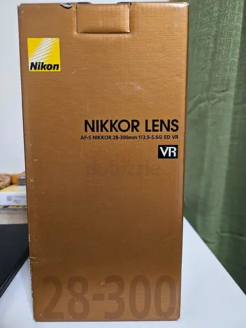 Nikon AF-S NIKKOR 28-300mm f/3.5-5.6G VR lens (boxed)