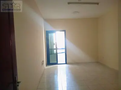 شقة غرفة وصالة للإيجار السنوي مع بلكونة وموقف مجاني | بناية عائلية | المجرة – الشارقة