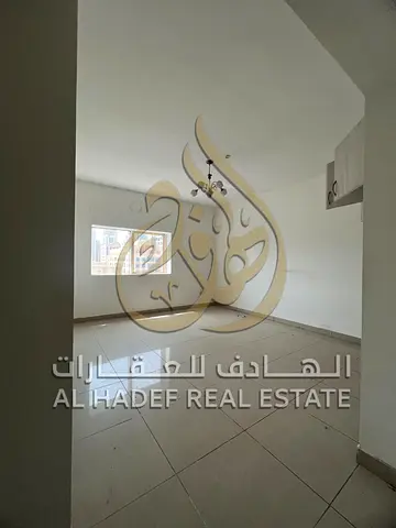 شقة 3 غرف وصالة للإيجار السنوي بمساحات واسعة مع غرفة خادمة وبلكونة موقع مميز قريب من الخدمات والمواصلات باركنج متاح نظام دفع 4 شيكات السعر 70000 درهم