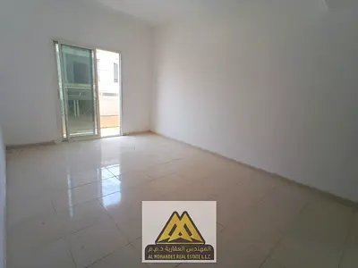 شقة واسعة ببلكونة مميزة وموقع حيوي مع تسهيلات مرنة في الدفع صيانة مجانية تكييف مركزي