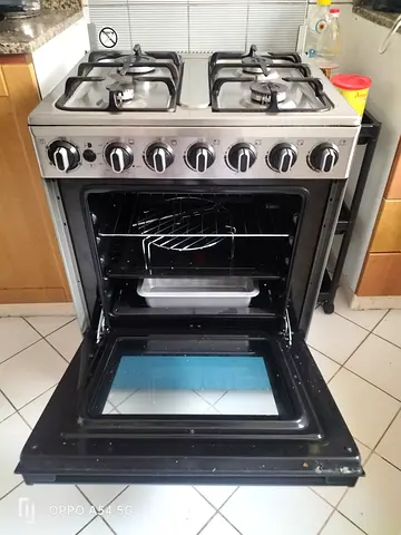 4-burner freestanding gas stove with oven - good working condition