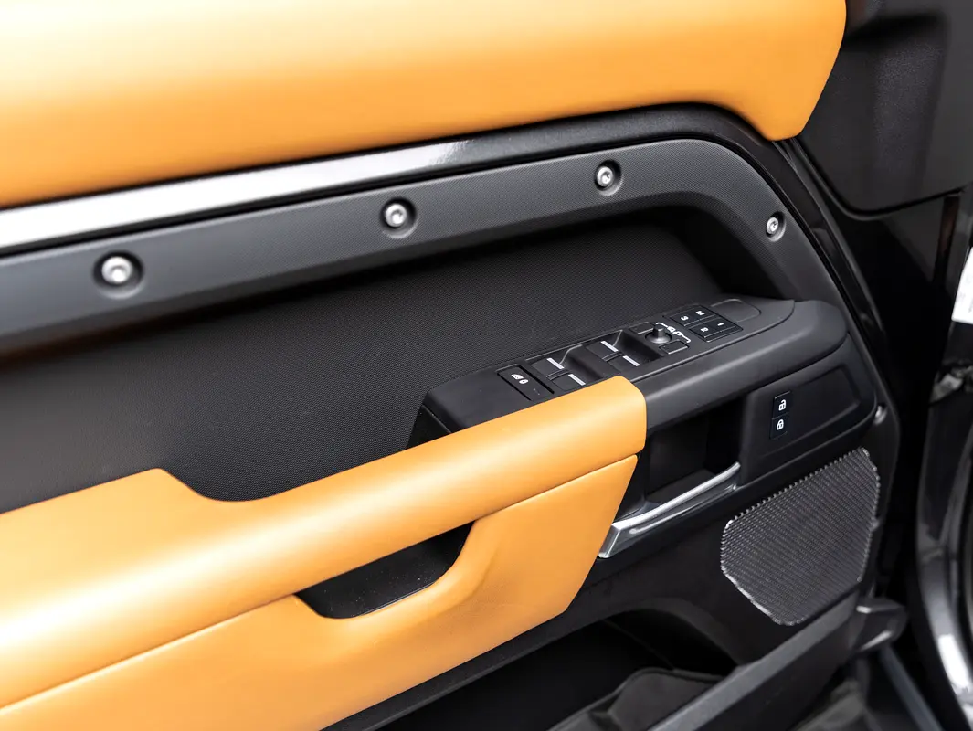 Land Rover Defender 2023