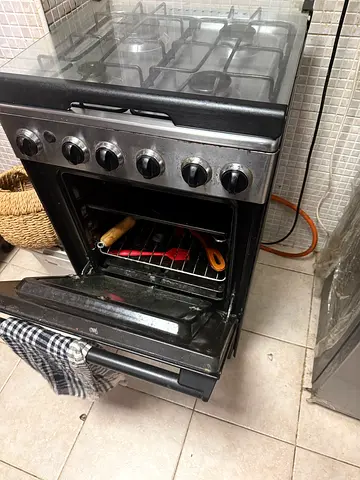 Used stainless steel gas cooker with oven and 4 burners - good working condition