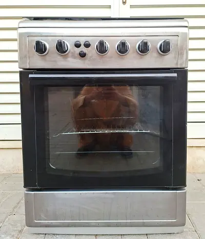 Super General Gas Cooker 4 burners, size 60x60cm, all burners  oven are in good working condition