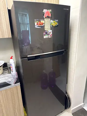 Samsung top freezer refrigerator - black glass finish, good condition