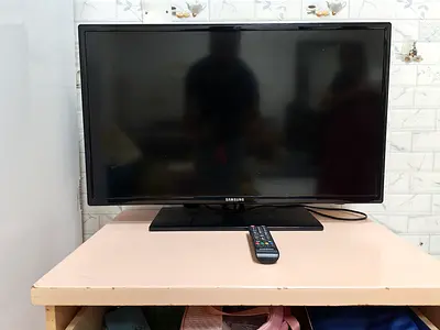 Samsung 32-inch LED TV with remote - good working condition