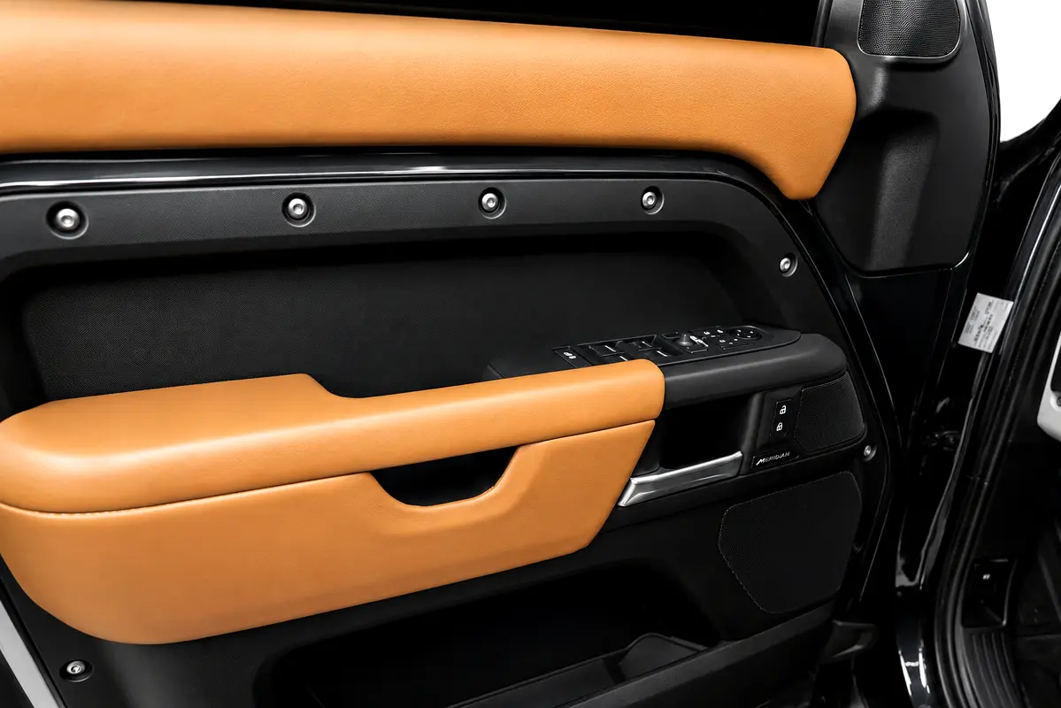 Land Rover Defender 2025