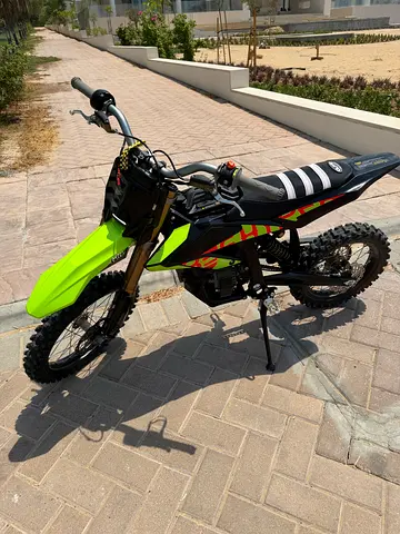 Surron hyperbee 2025 black GUTS seat, tiny scratches on handlebars and ripped left grip