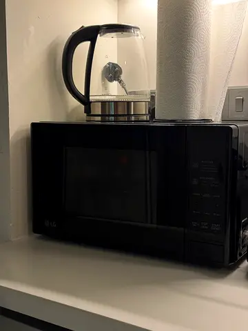 LG countertop microwave oven - good working condition