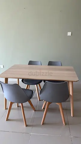 Dining table + 4 chairs
