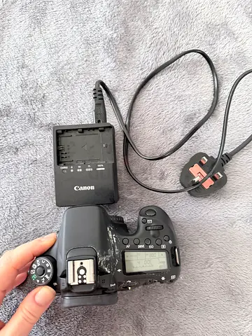 Canon EOS 70D DSLR Camera Body + Charger + Battery + Remot
