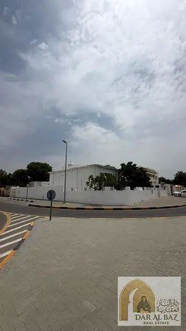فيلا تجارية للإيجار السنوي في الشارقة بمنطقة الخزان على شارع الشيخ خالد بن محمد القاسمي قرب نادي الشارقة بمساحة 10000 قدم وموقع استثماري مميز