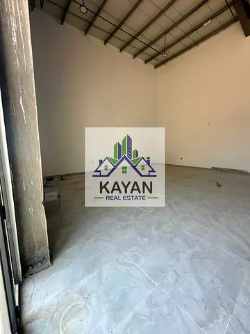 مستودع 13,000 قدم²، 100 كيلوواط، حمام ومطبخ، شارع رئيسي، مناسب للتخزين والصناعة.