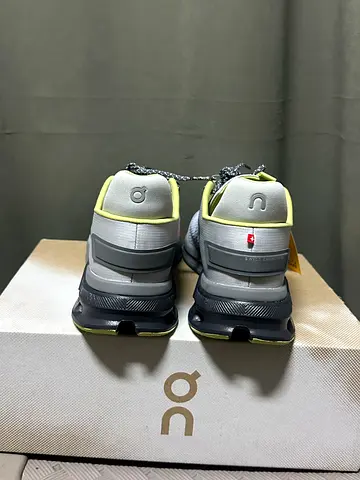 On Running Cloudswift mens trainers, size 42 - light grey/green