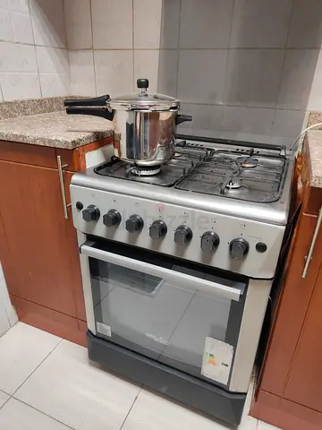Used freestanding gas oven and stove - 4 burners, good working condition