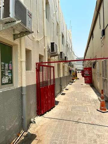 الإيجار السنوي: 40,800 درهم لكل غرفة ● 105 غرف متوفرة ● السعة: 8 أشخاص لكل غرفة ● جاهز للسكن الفوري ● مبنى نظيف ومُحافظ عليه بشكل جيد