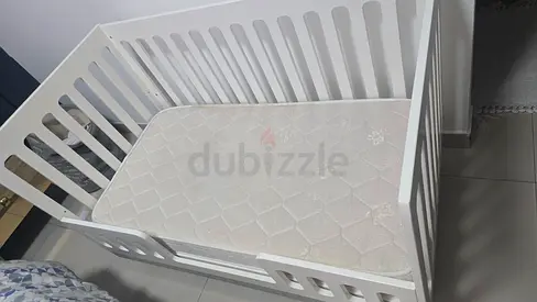 Juniors 3 in 1 White convertible baby crib with mattress - good condition