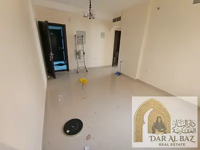 اكبر وارخص غرفة وصالة للإيجار السنوي في البوطينة بالشارقة، مع بلكونة ومطبخ وحمامين، موقع مميز قريب من جميع الخدمات والمرافق الحيوية.