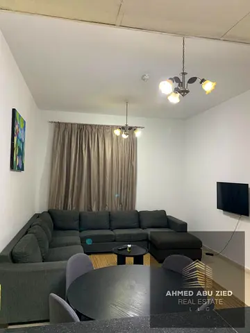 Master bedroom and large living room for monthly rent, American kitchen, 2 bathrooms, high-end finishing, private parking, close to the Dubai-Sharjah