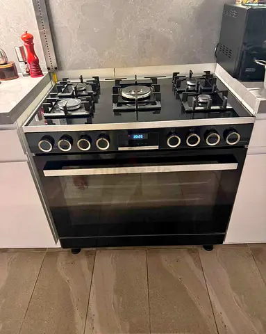Bosch Series 8 Full gas Oven With Fan Digital cooking range Sam like new conditon 90cm black Stylish