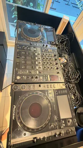 Pioneer CDJ players 2000 and DJ mixer 900 bundle - perfect condition