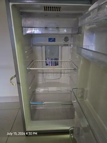 Empty single-door refrigerator - good working condition Hitachi refrigerator- freezer model :R-Z320