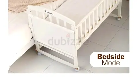 White Wooden Bedside Bassinet/Co-sleeper with Wheels (Good Condition)