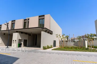 CORNER G + 1 TOWNHOUSE | LARGE PLOT