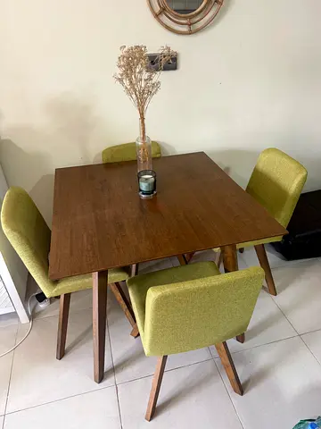 Table with 4 chairs
