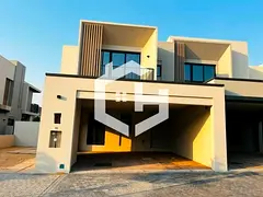 Vastu Compliant I Corner Unit I Closed Kitchen