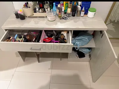 Vanity table+chair