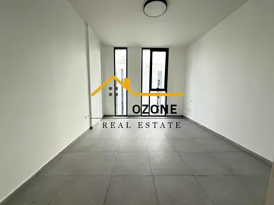 Specious studio For Sale in Solo Building