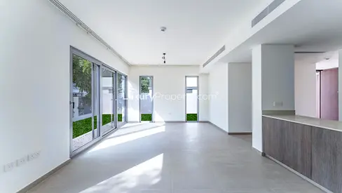 Upgraded | Vacant | Flexible with furniture