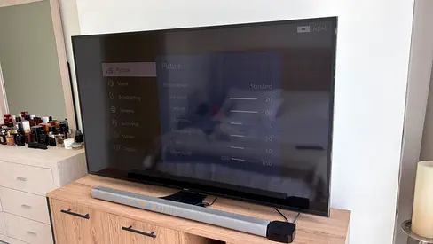 Samsung 60 4K UHD TV + Samsung Soundbar – Excellent Condition