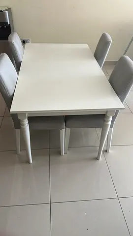 Extendable dining table and chairs