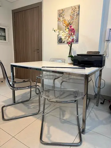 Modern white dining/office table with 4 transparent chairs - good condition